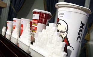 Des gobelets XXL de soda, avec celui de KFC approchant les 2L, pour plus de 200g de sucre.