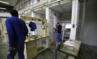 Des détenus dans un atelier de formation le 29 octobre 2015 à la maison d'arrêt de Fleury-Mérogis