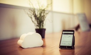 Couplé à un smartphone, le capteur traque la pollution intérieure.