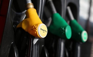 Le géant pétrolier Total s'est dit disposé mercredi à gagner un peu moins d'argent sur les carburants dans les DOM, où le mode de fixation des prix à la pompe fait l'objet d'une réforme.