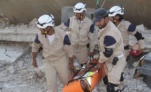 Des casques blancs s'entraînent en août 2014 dans la province d'Idlib, dans le nord de la Syrie.