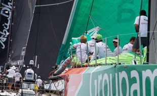 Le voilier français Groupama 4 était toujours en tête mardi dans la 7e étape de la Volvo Ocean Race entre Miami (Etats-Unis) et Lisbonne mais, faute de vent, assistait impuissant au retour de ses cinq adversaires.