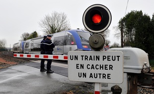 Des gendarmes surveillant un passage à niveau (illustration).