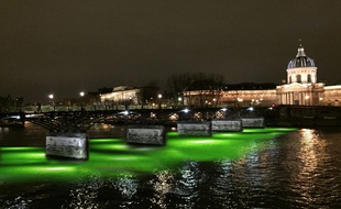Oliver Beer installe son oeuvre