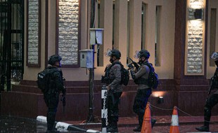 Des policiers devant le quartier général de la police à Jakarta, le 31 mars 2021.