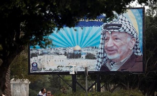 La direction palestinienne était sous pression jeudi pour saisir la justice internationale de la mort de Yasser Arafat après la publication d'un rapport médical confortant la thèse d'un empoisonnement, une voie semée d'obstacles politiques et juridiques.