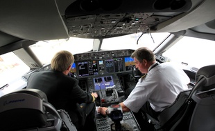 Vue d'un cockpit d'avion de ligne.