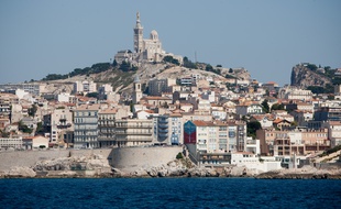 La corniche qui longe la mer et notre dame de la garde