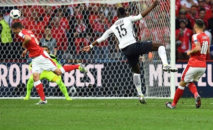Paul Pogba frappe lors du match entre la France et la Suisse le 19 juin 2016.