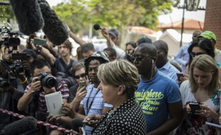 La porte-parole de la famille Pistorius, Anneliese Burgess, lors d'une déclaration devant la maison de son oncle le 20 octobre 2015 à Pretoria