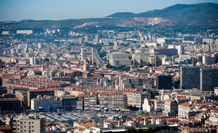 Marseille le 27 juin 2011 - Vue générale de la ville avec les axes autoroutiers qui la relient à l'exterieur
