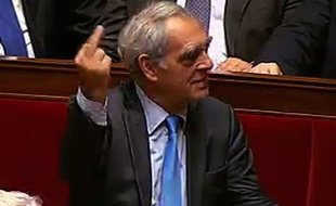 Capture d'écran d'une vidéo d'Henri Emmanuelli exhibant son majeur pendant l'intervention de François Fillon, le 7 juin à l'Assemblée nationale.