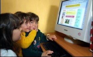 Internet propose aux jeunes internautes et leurs parents le mode d'emploi et les outils d'une navigation sécurisée sur le site du service d'assistance en ligne contre les contenus de pornographie enfantine, Point de Contact (www.pointdecontact.net).
