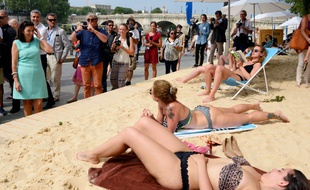 La maire de Paris, Anne Hidalgo (à g.), salue les premiers usagers de Paris Plage, le 20 juillet 2016 sur les quais de la Seine