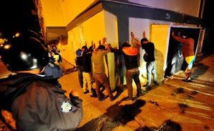 Des policiers fouillent des hommes dans le quartier de Los Teques à Caracas le 4 avril 2013