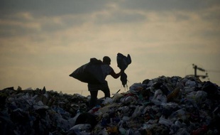 "La décharge du Bordo Poniente, c'est toute notre vie": plus de 4.500 Mexicains vivant grâce aux ordures de la plus grande décharge à ciel ouvert du pays se trouvent dans l'incertitude après la fermeture du site, afin de respecter de nouvelles normes environnementales.