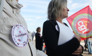 Des salariées du magasin Cora de Pacé manifestent contre l'ouverture de l'hypermarché le dimanche.
