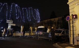 Un dispositif de sécurité a été déployé autour du domicile de Johnny Hallyday «La Savannah» à Marnes-la-Coquette (Hauts-de-Seine) où s'est éteint le rockeur.