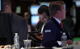 La Bourse de New York a ouvert en nette hausse vendredi, saluant l'accord surprise conclu au sommet européen de Bruxelles sur le financement des banques: le Dow Jones gagnait 0,81% et le Nasdaq 2,00%.