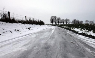 Vingt départements de la Bretagne, des Pays de la Loire, du Centre et de l'Ile-de-France ont été placés en alerte orange pour la nuit et la journée de jeudi, en raison de risques de neige et de verglas, a annoncé Météo France mercredi.