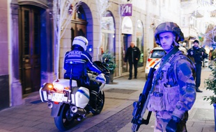 Des policiers et des militaires patrouillent à Strasbourg après une fusillade qui a fait au moins 2 morts et 13 blessés le 11 décembre 2018.
