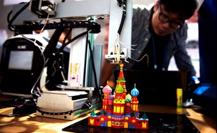Les plans en Open source permettent de recréer un objet n'importe où dans le monde. Ici une imprimante 3D couleur en Chine.