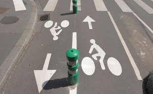La jeune femme avait été obligée de se déporter de la bande cyclable, à cause d'une voiture mal garée. Illustration