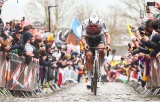 Mathieu Van der Poel survole le Ronde, la concurrence pied à terre