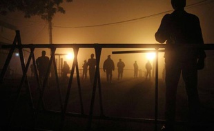Photo prise le 7 janvier 2015 de soldats pakistanais en train de garder la prison de Multan dans la région du Pendjab, où les autorités disent avoir exécuté des prisonniers
