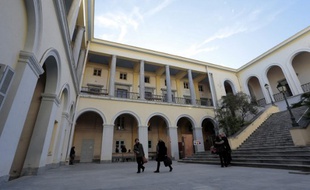 Les avocats se rendent au palais de justice de Bastia sur l'île méditerranéenne française de Corse le 1er décembre 2016.