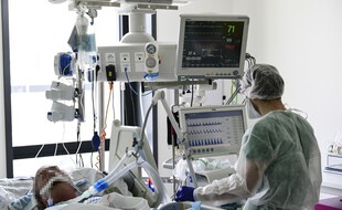 Illustration: Un soignant surveille un patient atteint du Covid-19 à l'hôpital Pasteur de Colmar, le 22 avril 2021.