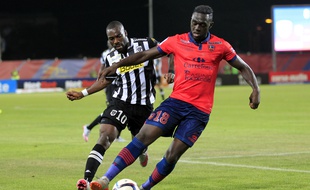 Amos Youga, qui prend ici le meilleur sur l'Angevin Gilles Sunu en août dernier, effectue la première saison de sa jeune carrière en Ligue 1.