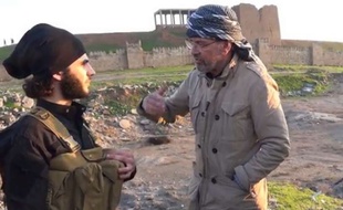 Capture d'écran d'une vidéo de la chaîne américaine CNN montrant le journaliste et auteur allemand Jürgen Todenhöfer interviewer l'un des djihadistes de l'EI lors de son séjour sur les territoires qu’ils contrôlent en Syrie et en Irak.