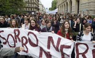 Ils étaient 1300 selon la police, 5000 selon les organisateurs, à défiler ce jeudi 14 mai dans les rues de Paris contre la LRU et la réforme du statut de l'enseignant-chercheur.