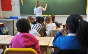 Illustration école primaire, élèves et professeur.