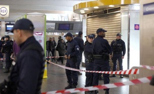 Un militaire en patrouille Vigipirate été agressé samedi à l'arme blanche à La Défense (Hauts-de-Seine) par un homme qui a pris la fuite et dont les motivations restent inconnues.