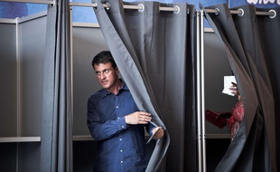 L'ex-Premier ministre Manuel Valls, candidats aux législatives dans l'Essonne, le 18 juin 2017 à Evry (Essonne)
