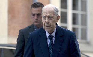 L'ancien ministre de l'Intérieur Charles Pasqua arrive à la cour d'appel de Versailles, le 18 mai 2015