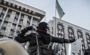 Un manifestant lors des affrontements avec la police sur la place Maïdan de Kiev (Ukraine), le 19 février 2014.
