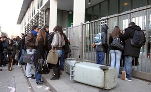 Des élèves du lycée Guillaume-Apollinaire à Thiais sont réunis devant leur établissement, le 16 février 2010.