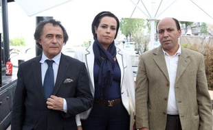 La présidente de l'association marocaine «Touche pas à mon enfant», Najat Anwar (au centre), entourée de ses deux avocats, Jean Chevais (à gauche) et Mustafa Errachdi (à droite), le 8 juin 2011, à Paris.