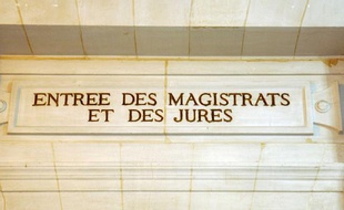 Illustration: L'entrée des magistrats et des jurés au Palais de justice de Paris.