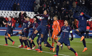 Les Parisiens fêtent la victoire contre l'OM au pied du virage Auteuil.