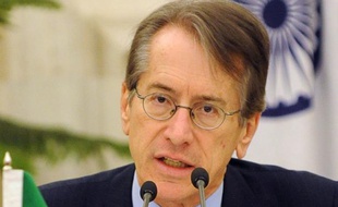 Le chef de la diplomatie italienne a démissionné de façon spectaculaire mardi pour se démarquer du gouvernement qui avait renvoyé en Inde la semaine dernière deux militaires italiens accusés de meurtre, dans le but de désamorcer une crise diplomatique.