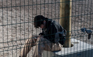 Un migrant dans le camp de Calais