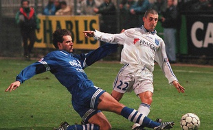 L'attaquant auxerrois Fabrice Lepaul (droite) aux prises avec le défenseur strasbourgeois Jean-Luc Dogon, le 20 décembre 1996 au stade de l'Abbé Deschamps.