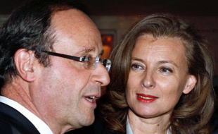 Valérie Trierweiler, compagne de François Hollande, a tweeté jeudi sa "colère" après s'être découverte en photo à la Une de l'hebdomadaire Paris Match, son "propre journal".