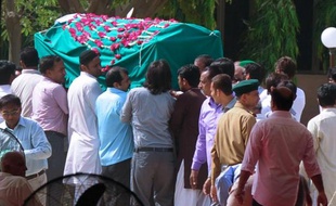 Funérailles le 14 mai 2015 à Karachi d'une des victimes tuées la veille dans une attaque revendiquée par l'organisation Etat Islamique