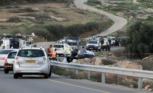 Des soldats et policiers israéliens sur les lieux d'une attaque, le 13 novembre 2015 près de Hébron, en Cisjordanie