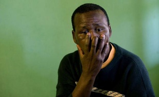 Comme de nombreux travailleurs noirs, Mongezi Mponco a passé une bonne partie de sa vie sous terre, dans les mines d'or sud-africaines, avant d'être renvoyé dans son village une fois atteint de silicose. Il poursuit désormais en justice le puissant groupe Anglo American